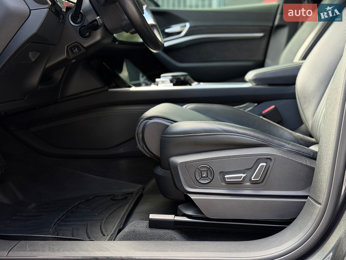 Audi e-tron 2019 VIN WA1VAAGE1KB005834 фото оголошення 13 з 42
