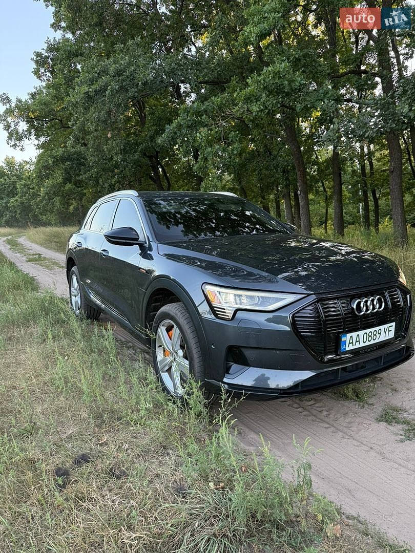Audi e-tron 2019 VIN WA1VAAGE8KB010044 фото оголошення 4 з 43