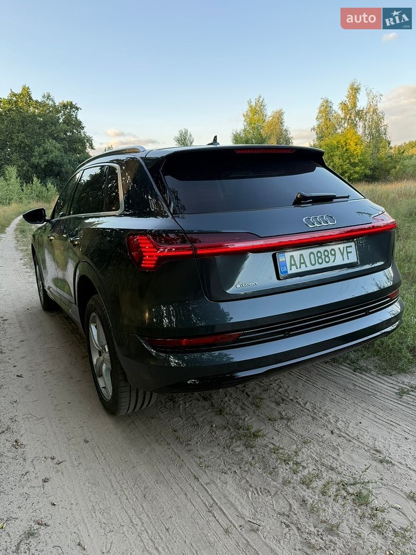 Audi e-tron 2019 VIN WA1VAAGE8KB010044 фото оголошення 8 з 43