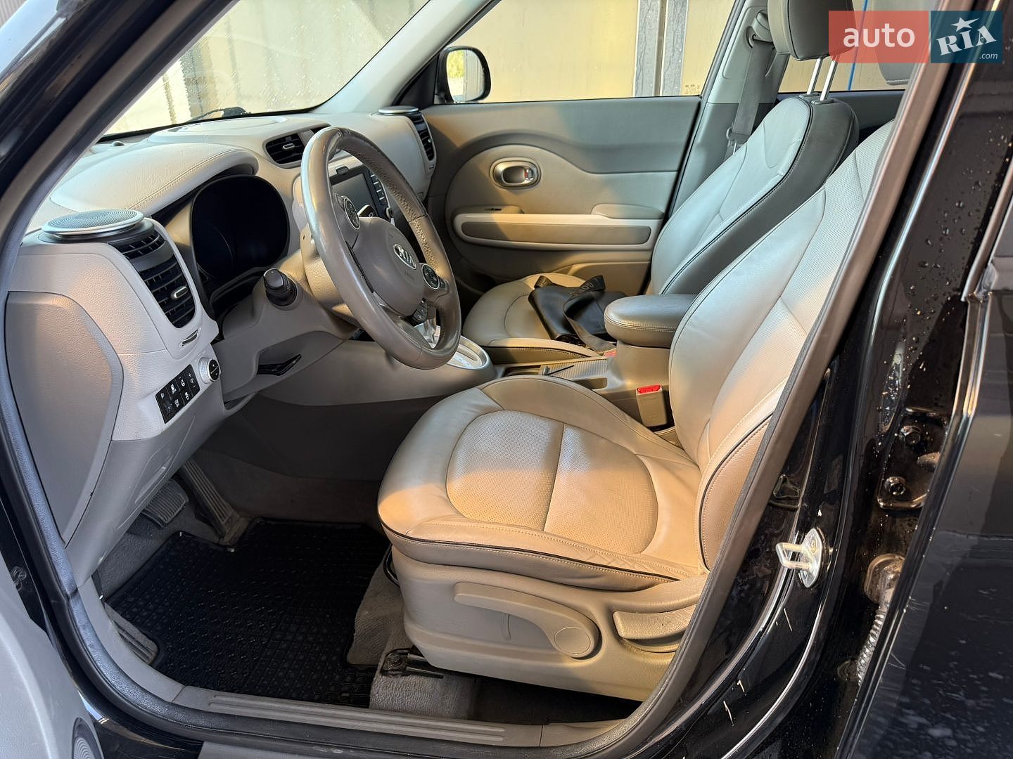 Kia Soul 2018 VIN KNAJX81EFJ7035029 фото оголошення 50 з 89