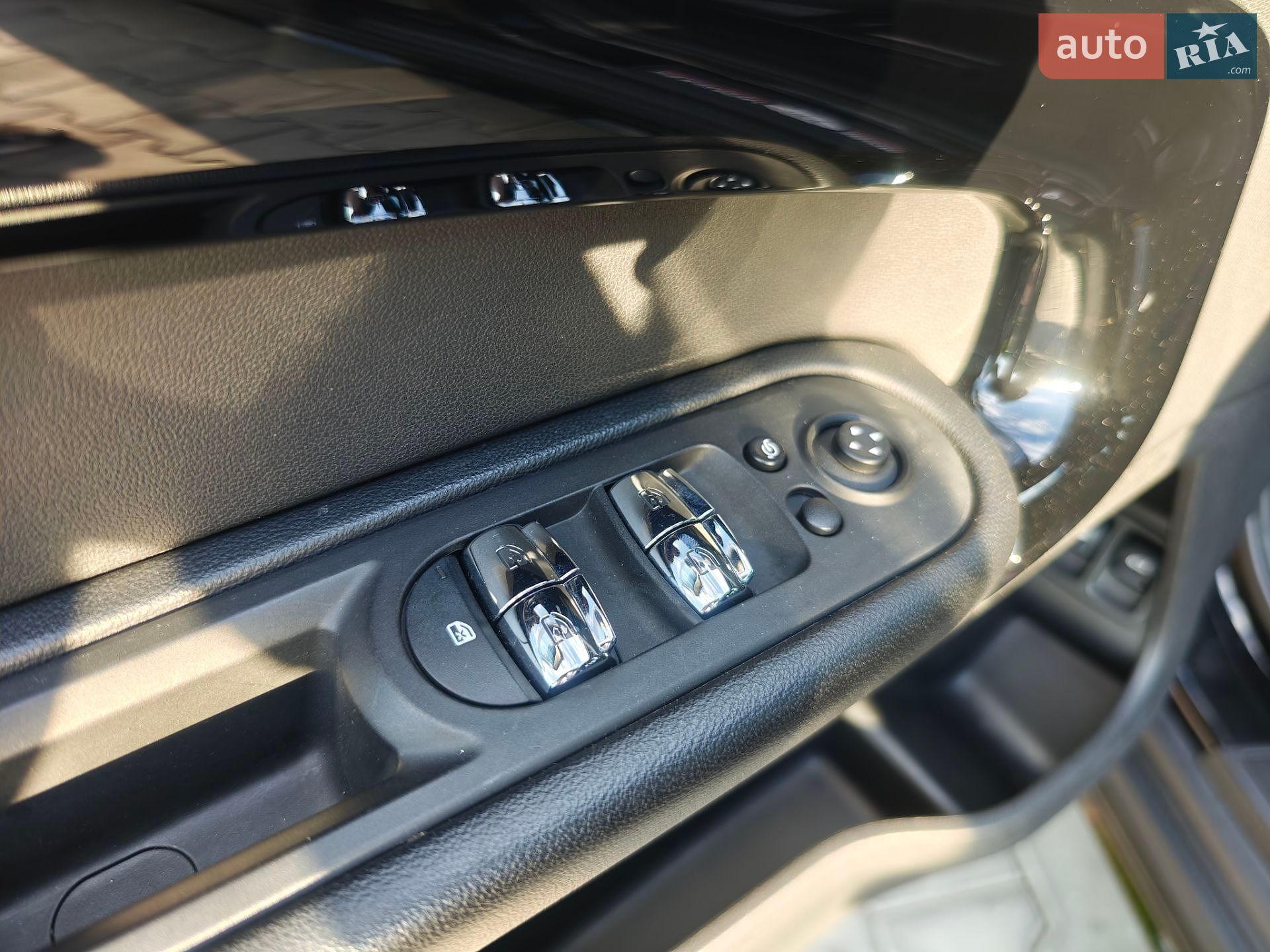 Mini Countryman 2018 VIN WMZYU7C59K3F93949 фото оголошення 21 з 45