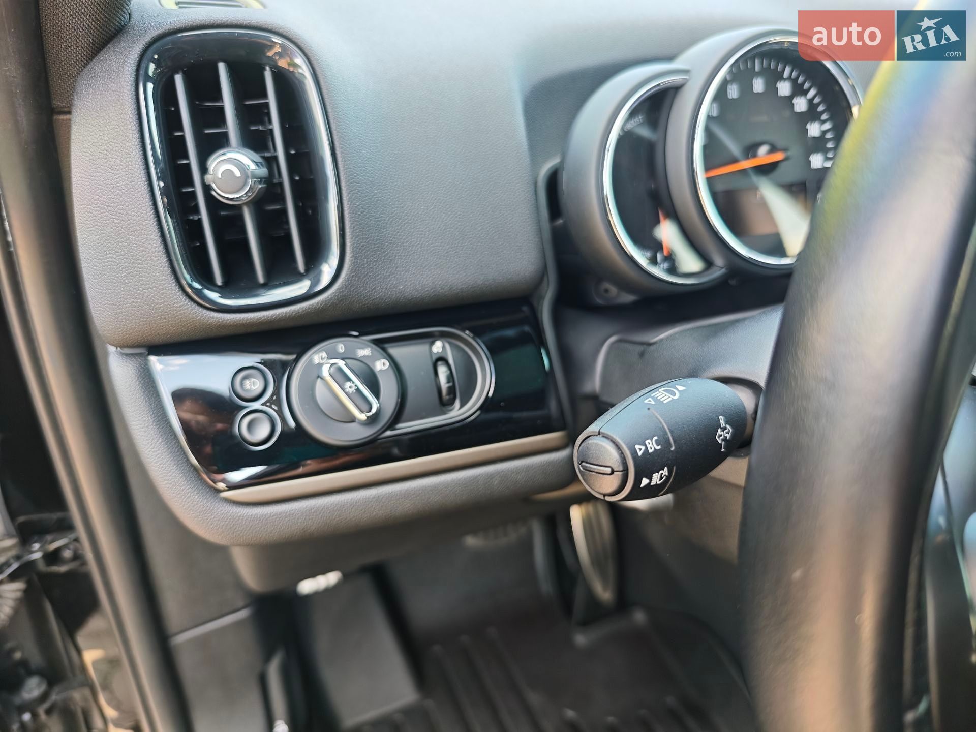 Mini Countryman 2018 VIN WMZYU7C59K3F93949 фото оголошення 25 з 45