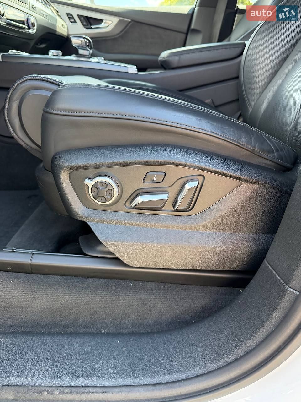 Audi Q7 2018 VIN WAUZZZ4M7KD015781 фото оголошення 16 з 47