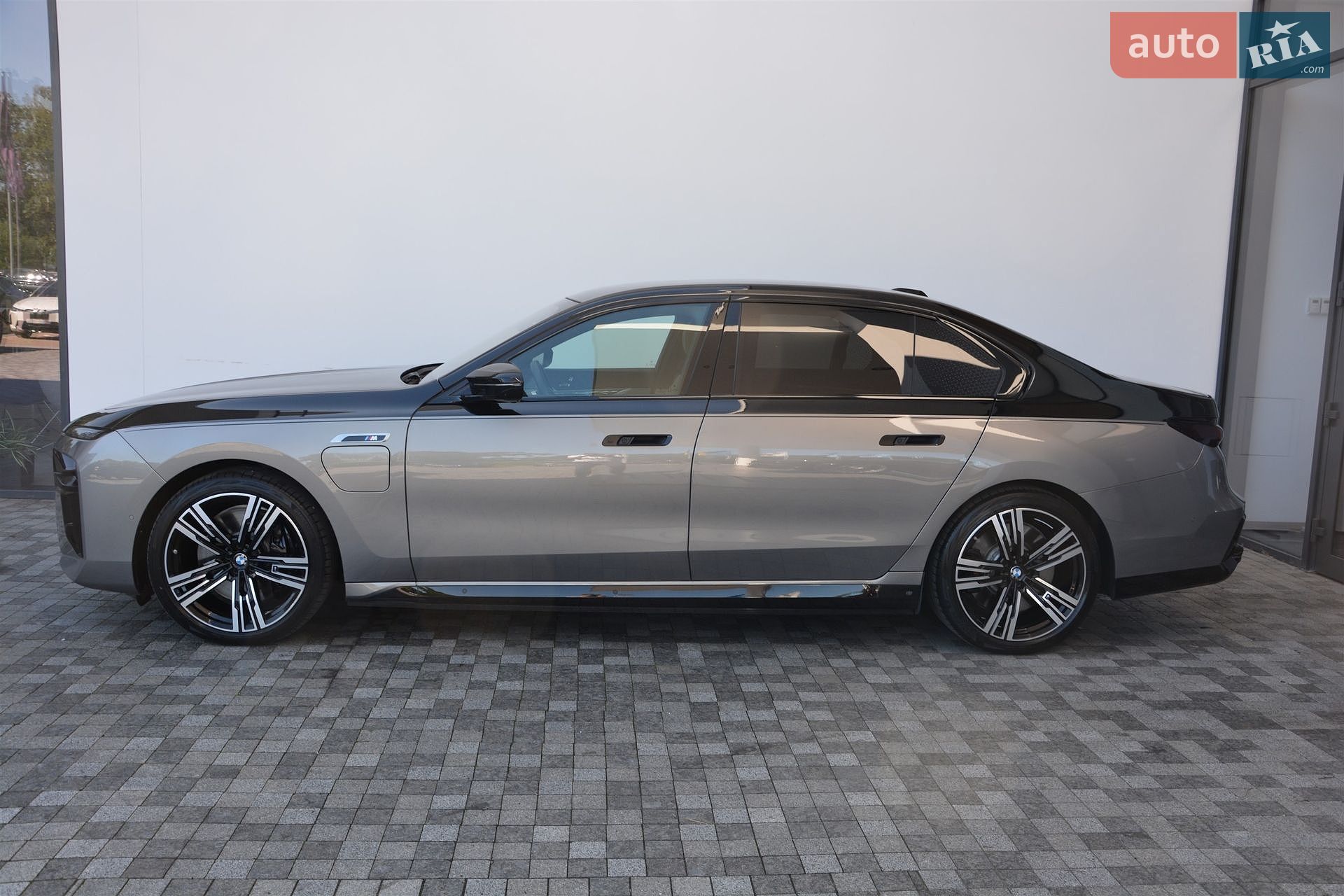BMW 7 Series 2025 VIN WBA51EH020CV55256 фото оголошення 2 з 10