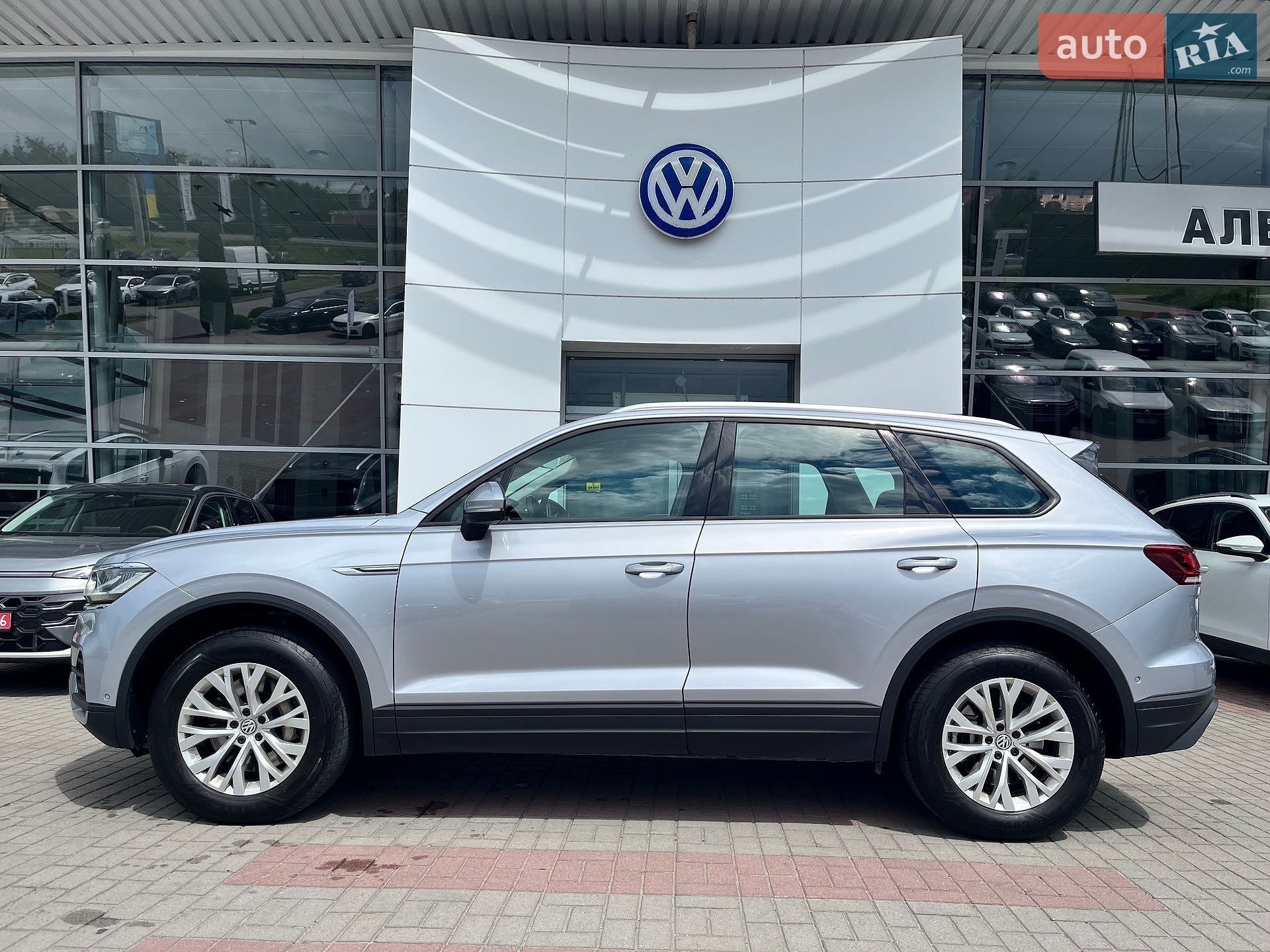 Volkswagen Touareg 2019 VIN WVGZZZCRZLD019077 фото оголошення 4 з 38