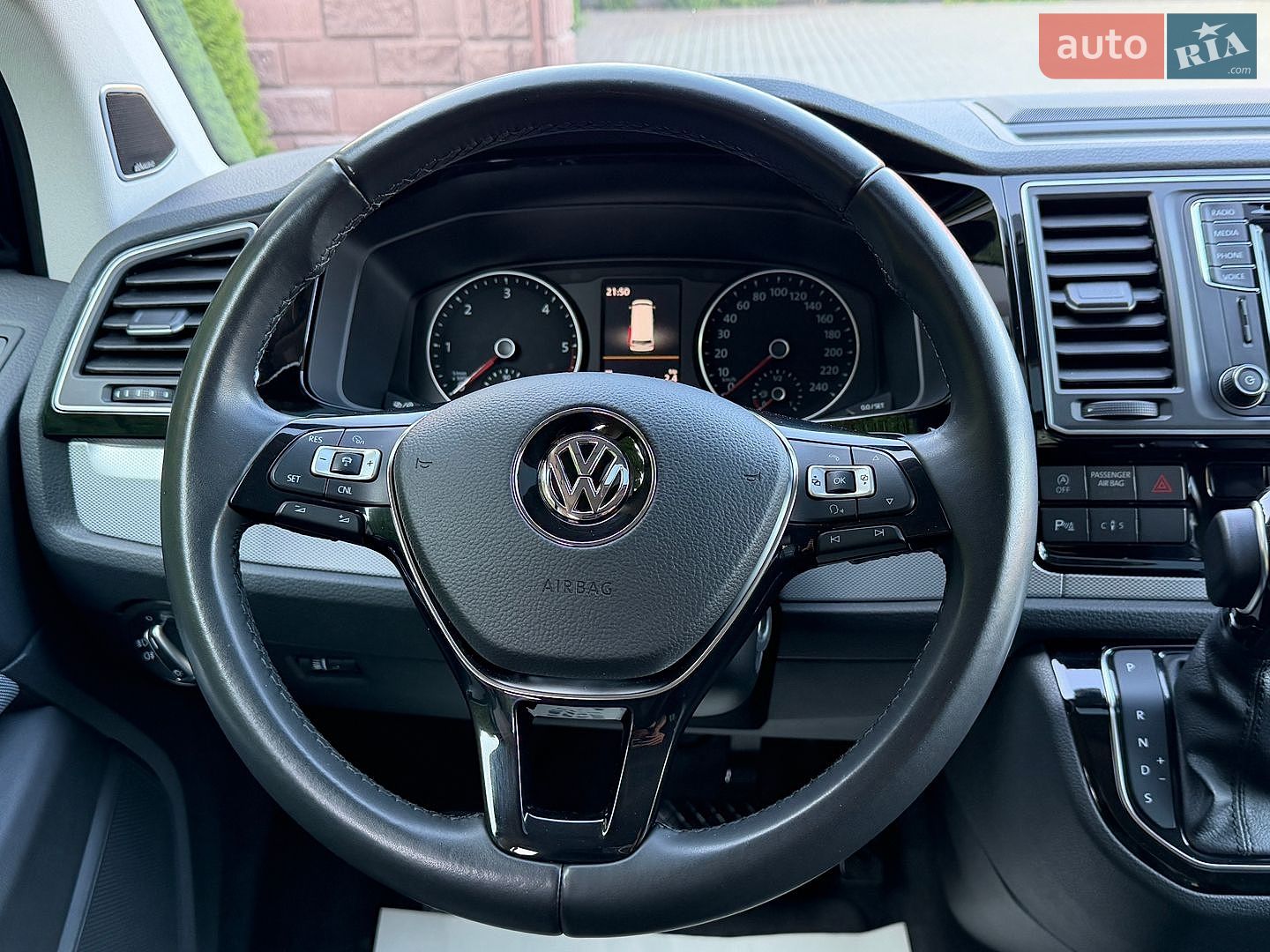 Volkswagen Multivan 2018 VIN WV2ZZZ7HZJH130830 фото оголошення 70 з 130