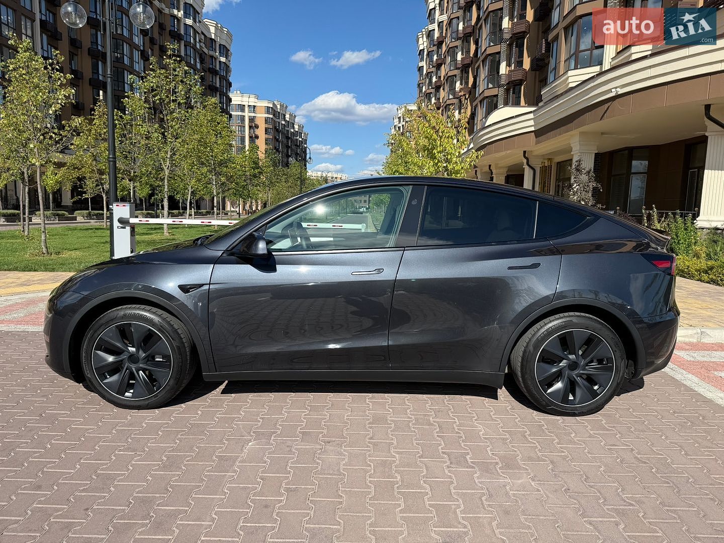 Tesla Model Y 2024 VIN 7SAYGDEE3RF991576 фото оголошення 3 з 43