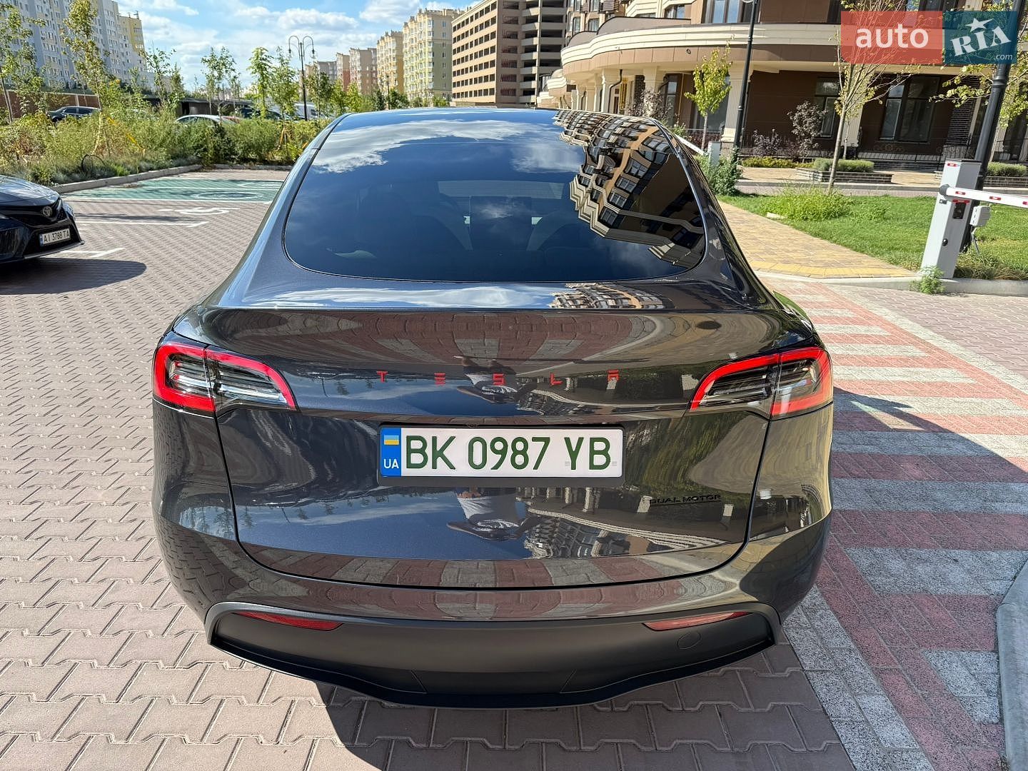 Tesla Model Y 2024 VIN 7SAYGDEE3RF991576 фото оголошення 9 з 43