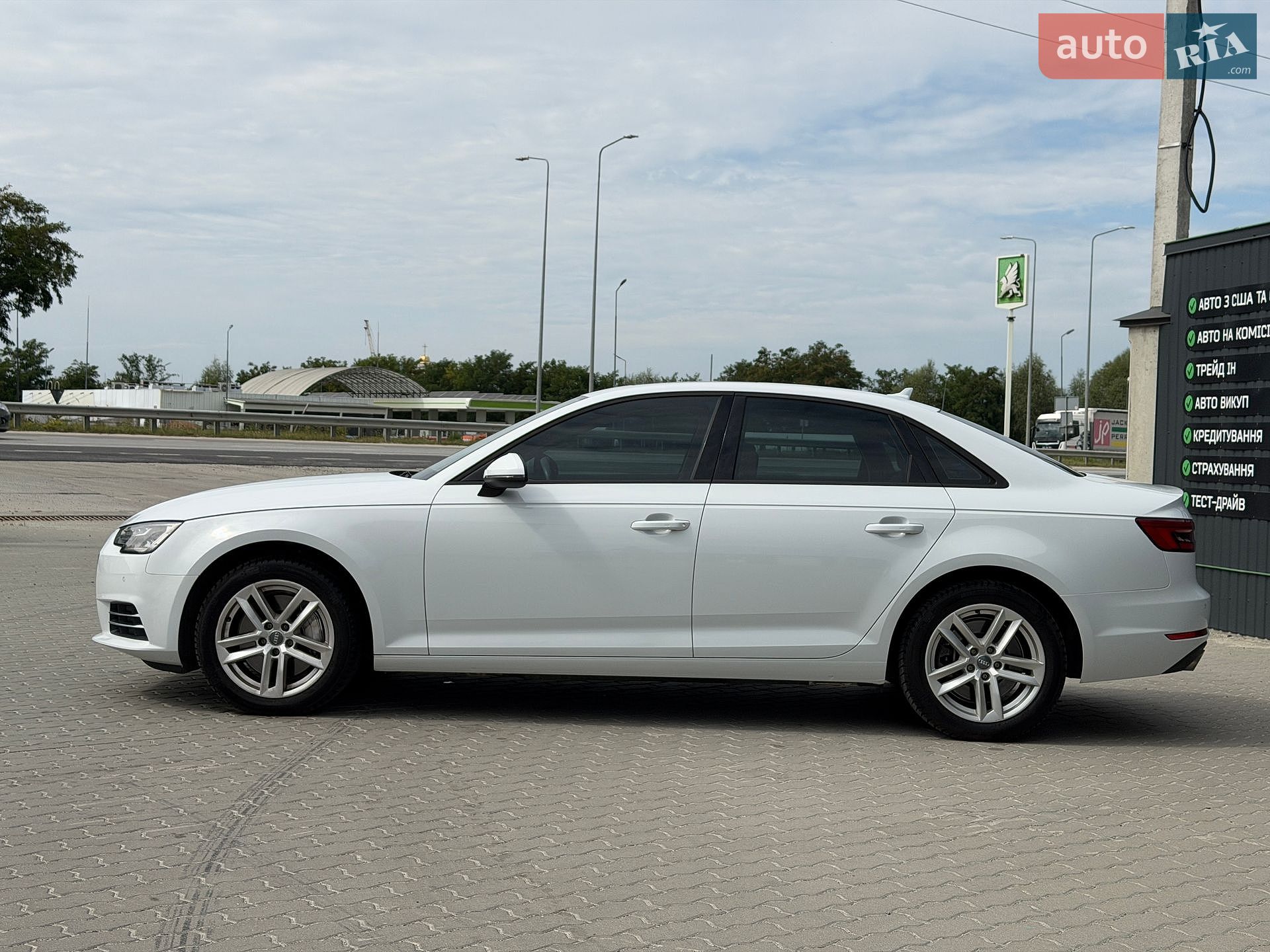 Audi A4 2016 VIN WAUGNAF4XHN010918 фото оголошення 8 з 47