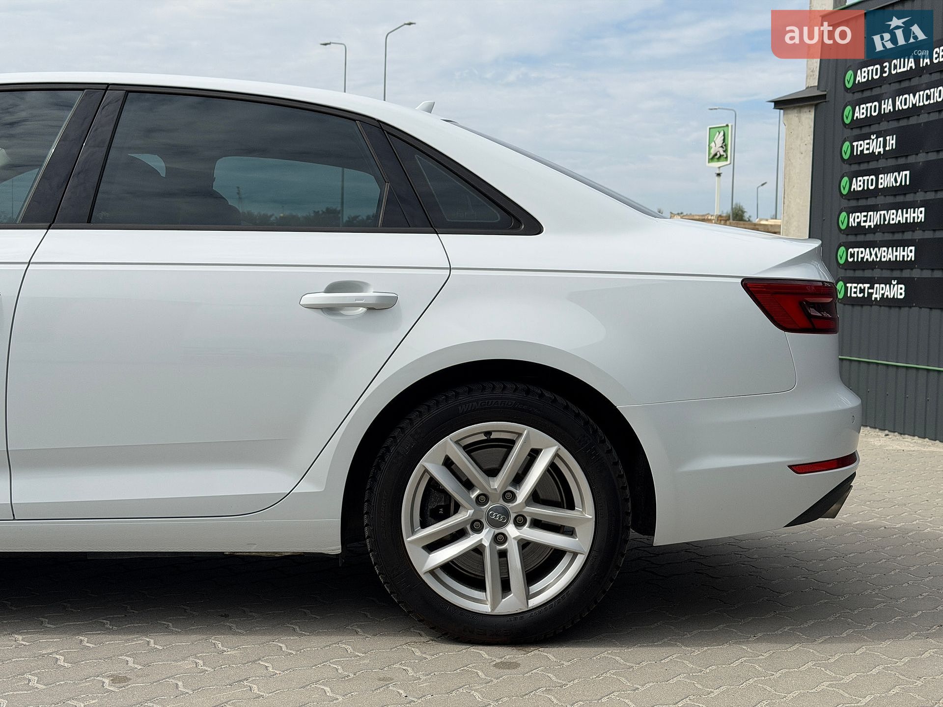 Audi A4 2016 VIN WAUGNAF4XHN010918 фото оголошення 9 з 47