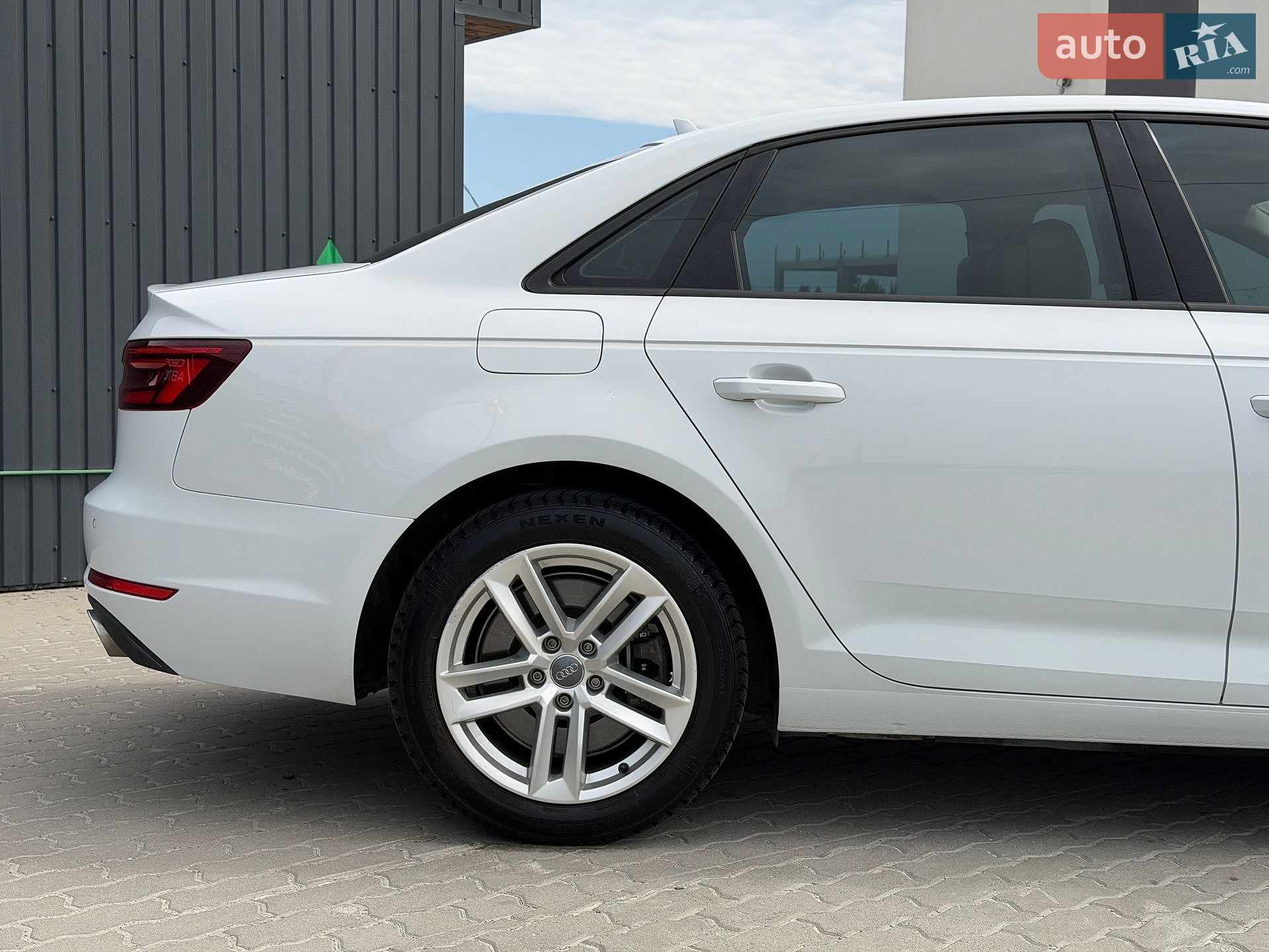 Audi A4 2016 VIN WAUGNAF4XHN010918 фото оголошення 12 з 47