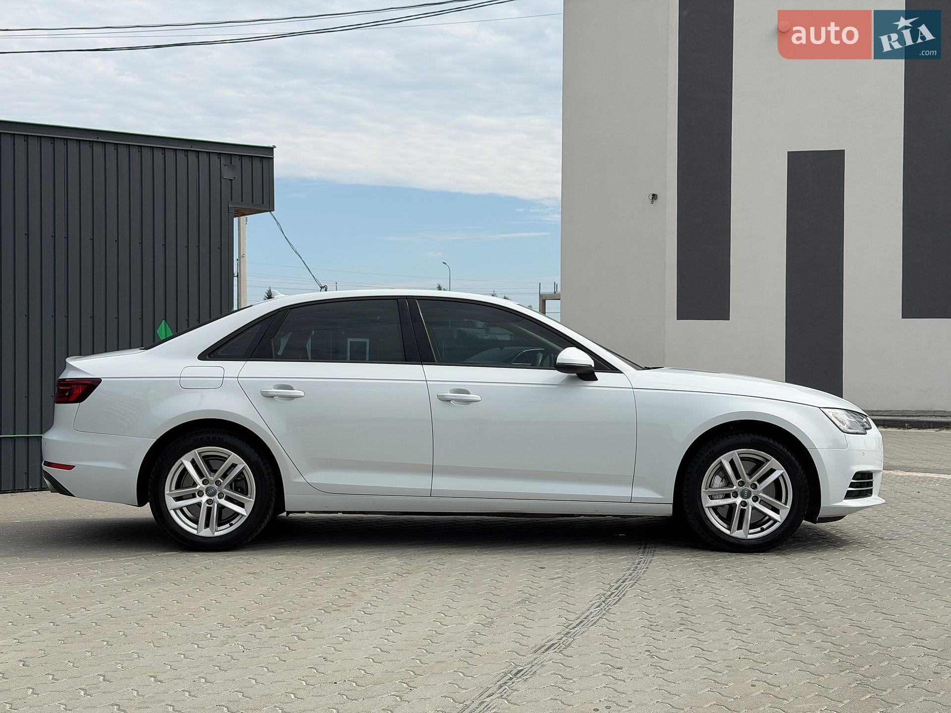 Audi A4 2016 VIN WAUGNAF4XHN010918 фото оголошення 13 з 47