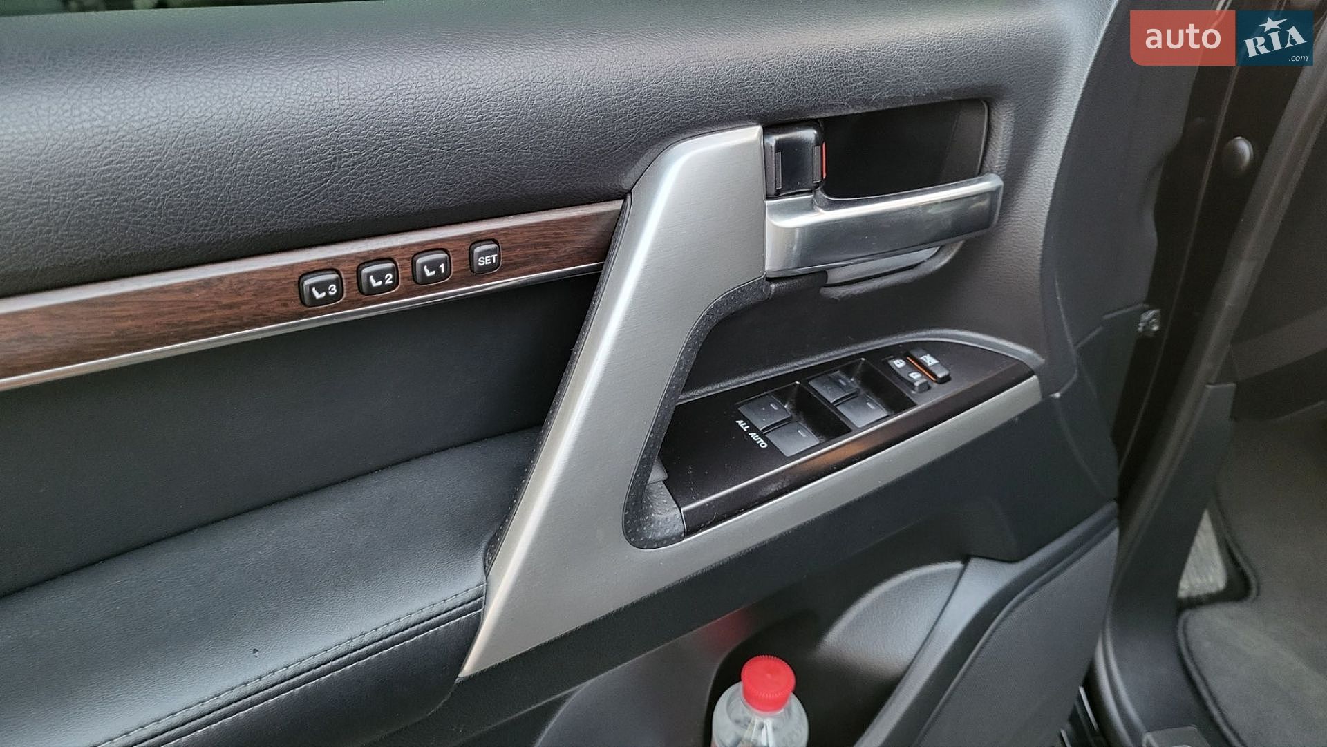 Toyota Land Cruiser 2019 VIN JTMCV02JX04273931 фото оголошення 6 з 18