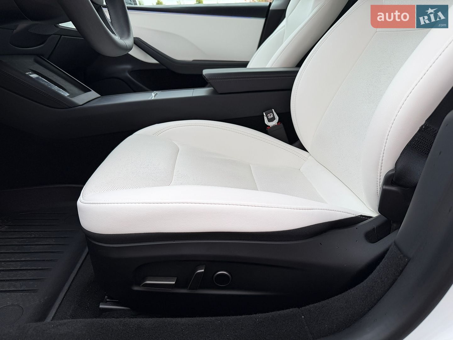 Tesla Model 3 2025 VIN 5YJ3E1EA2SF069895 фото оголошення 34 з 59