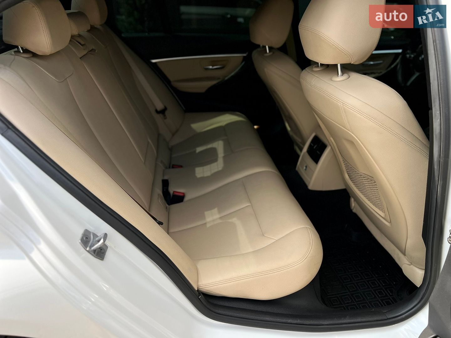 BMW 3 Series 2017 VIN WBA8B9G36HNU54394 фото оголошення 8 з 32