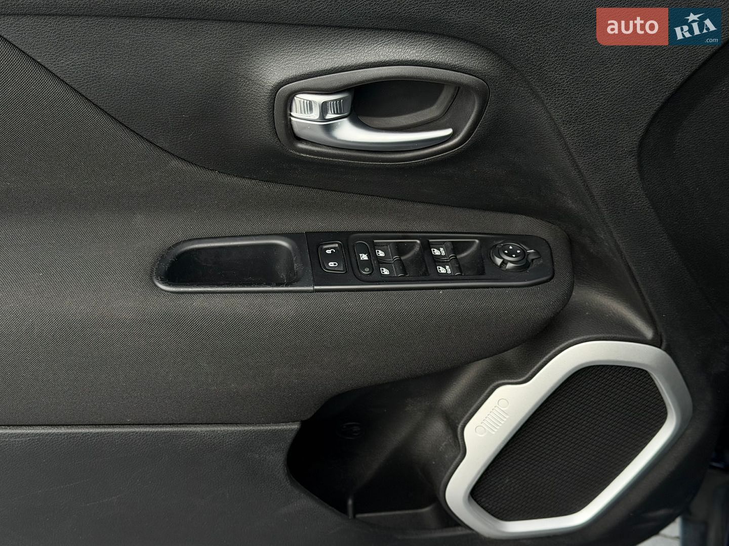 Jeep Renegade 2020 VIN ZACNJABBXLPL72089 фото оголошення 28 з 35