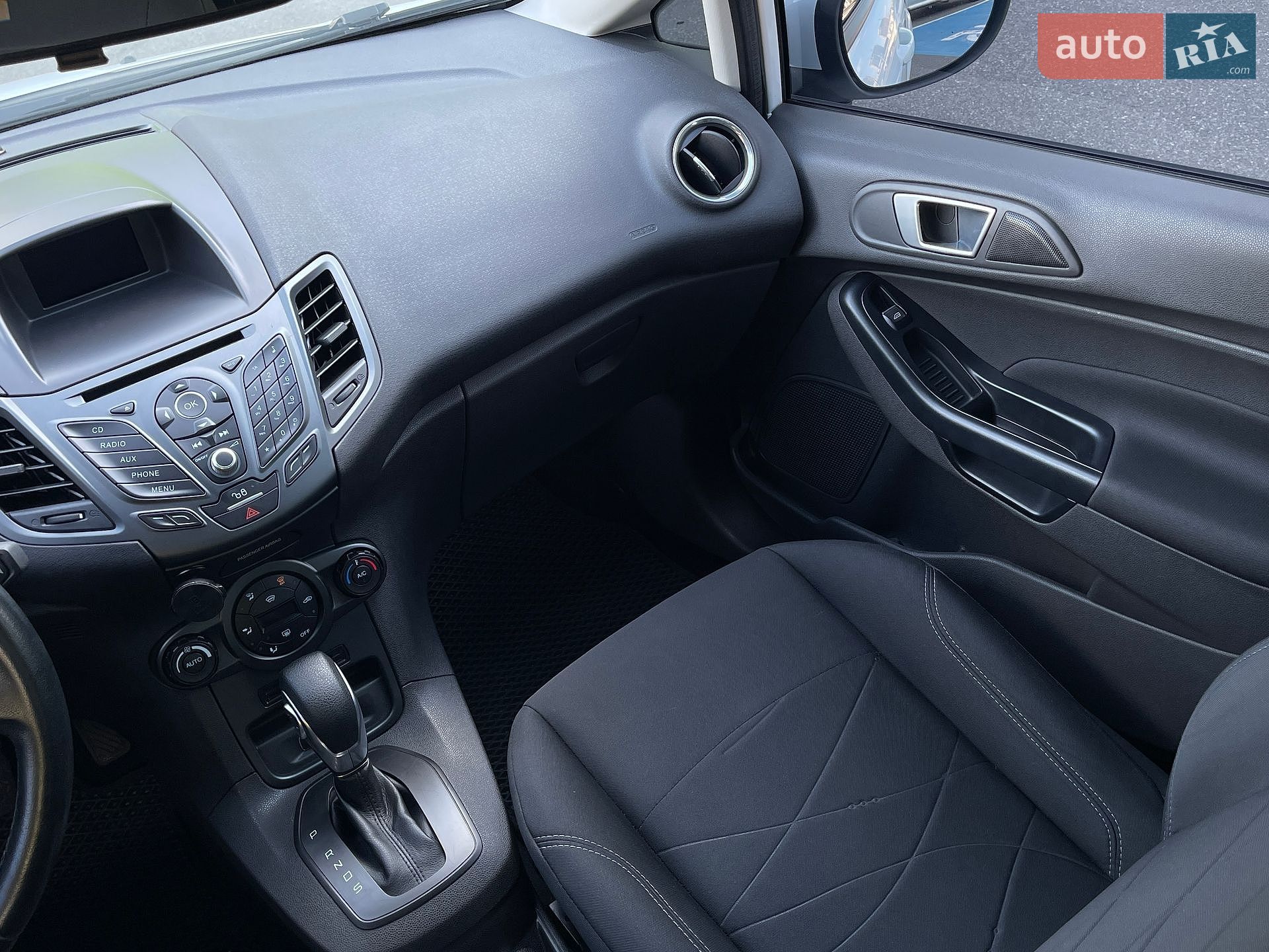 Ford Fiesta 2017 VIN WF0DXXGAKDHM02413 фото оголошення 16 з 37