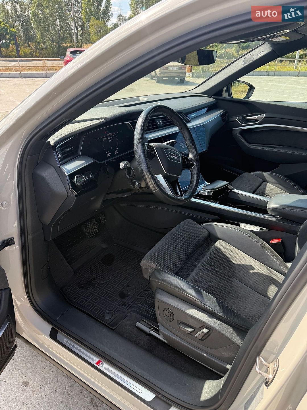 Audi e-tron 2021 VIN WAUZZZGEXMB038779 фото оголошення 10 з 11