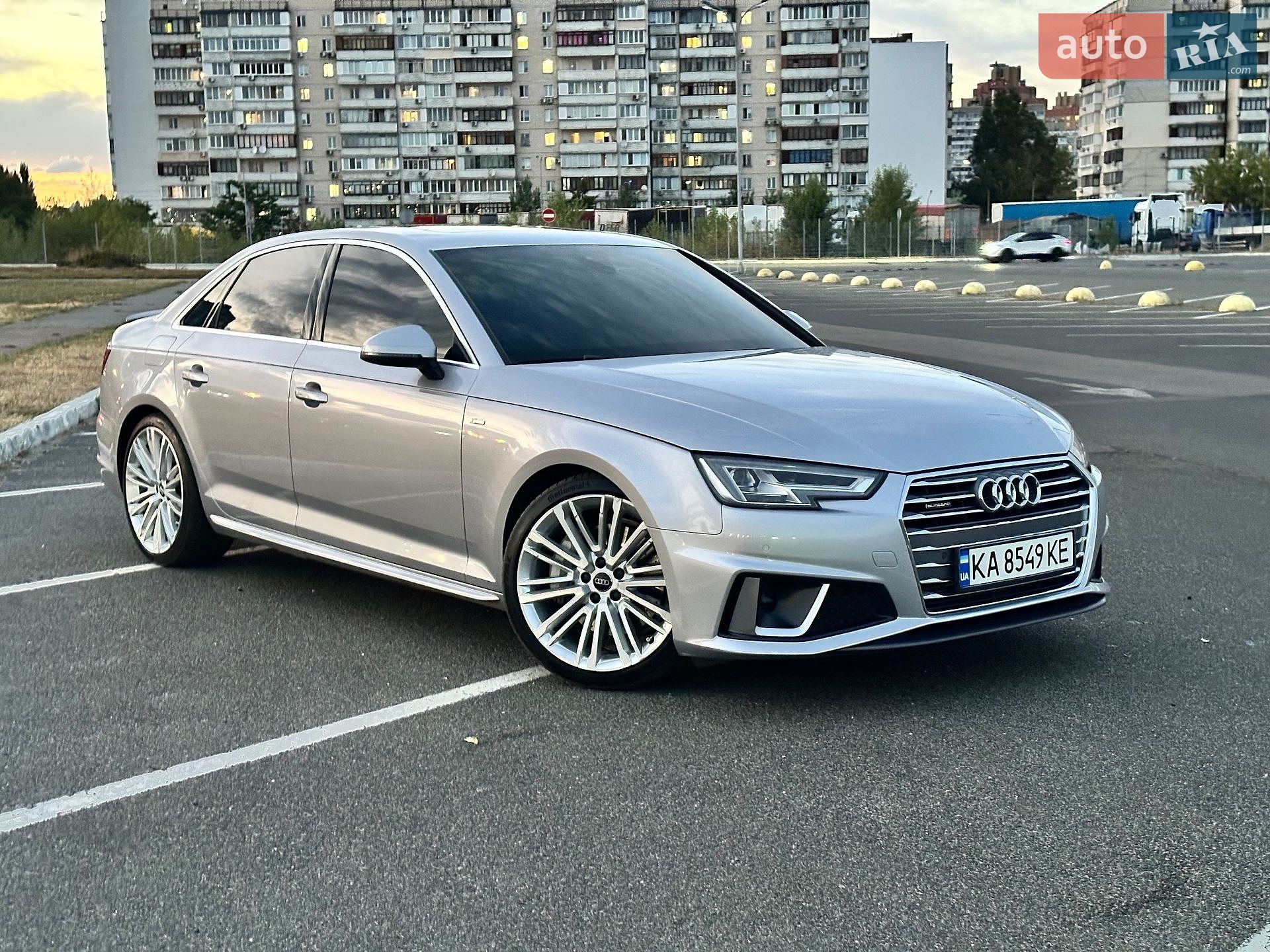 Audi A4 2018 VIN WAUENAF42KN006473 фото оголошення 2 з 25