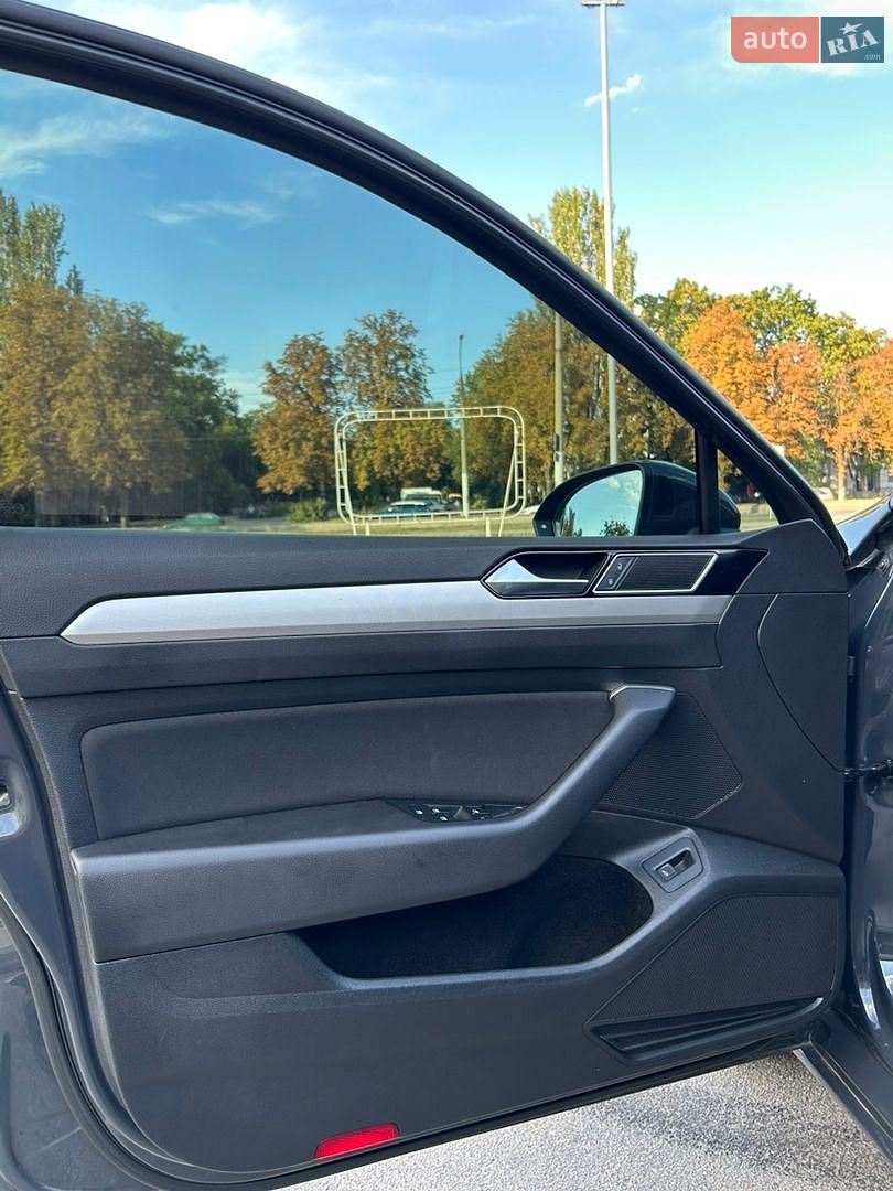 Volkswagen Passat 2017 VIN WVWZZZ3CZJP000826 фото оголошення 10 з 37