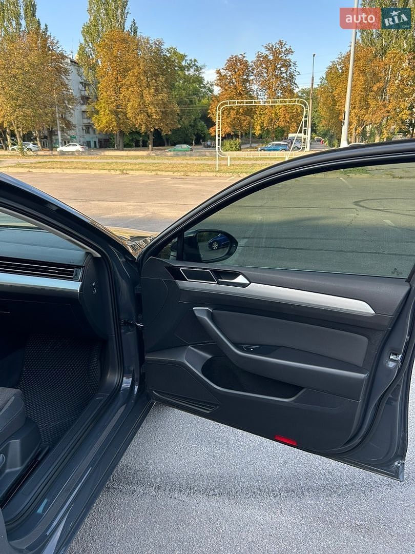 Volkswagen Passat 2017 VIN WVWZZZ3CZJP000826 фото оголошення 13 з 37