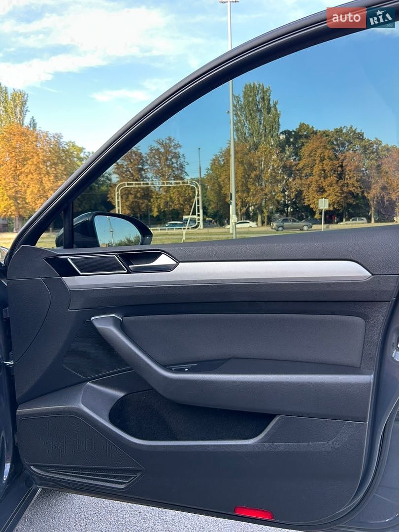 Volkswagen Passat 2017 VIN WVWZZZ3CZJP000826 фото оголошення 14 з 37