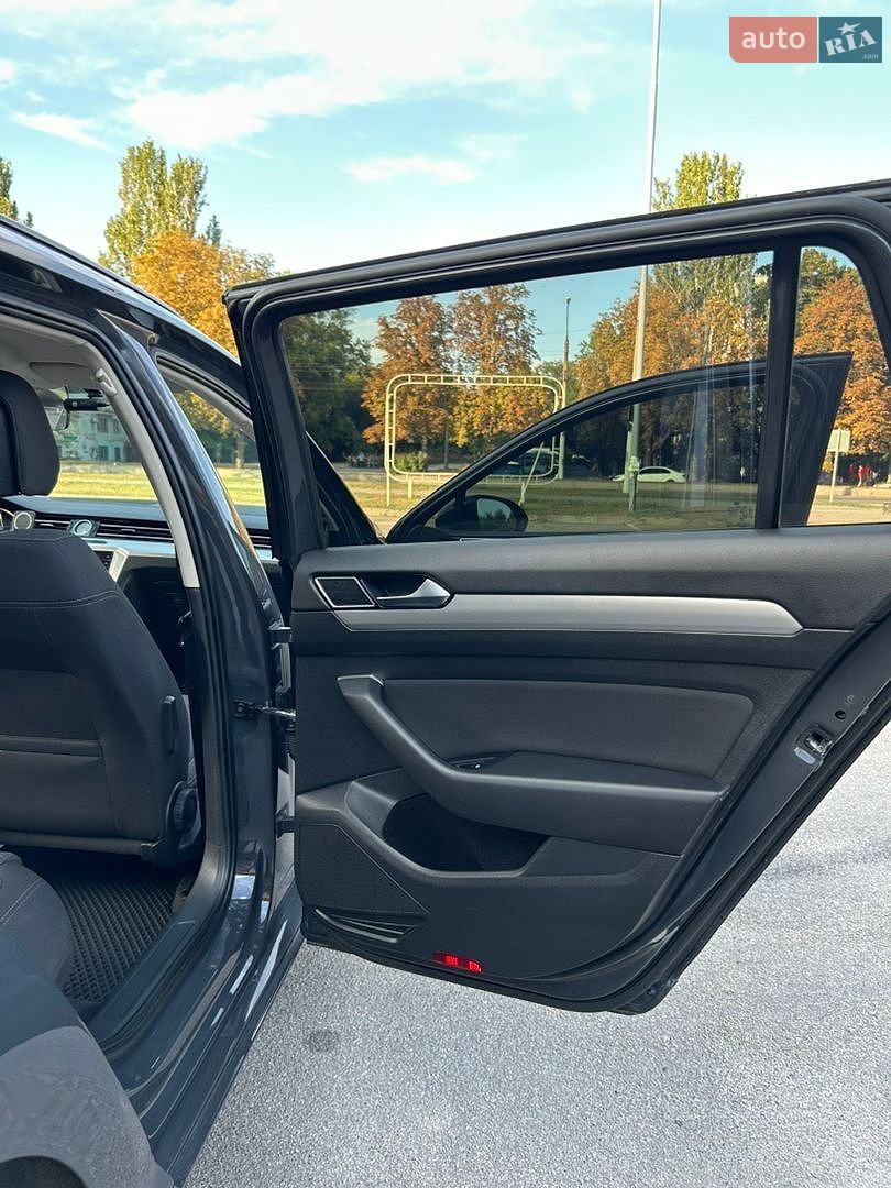Volkswagen Passat 2017 VIN WVWZZZ3CZJP000826 фото оголошення 15 з 37