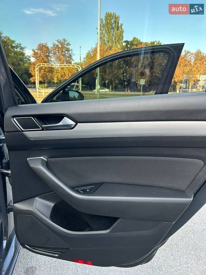 Volkswagen Passat 2017 VIN WVWZZZ3CZJP000826 фото оголошення 16 з 37