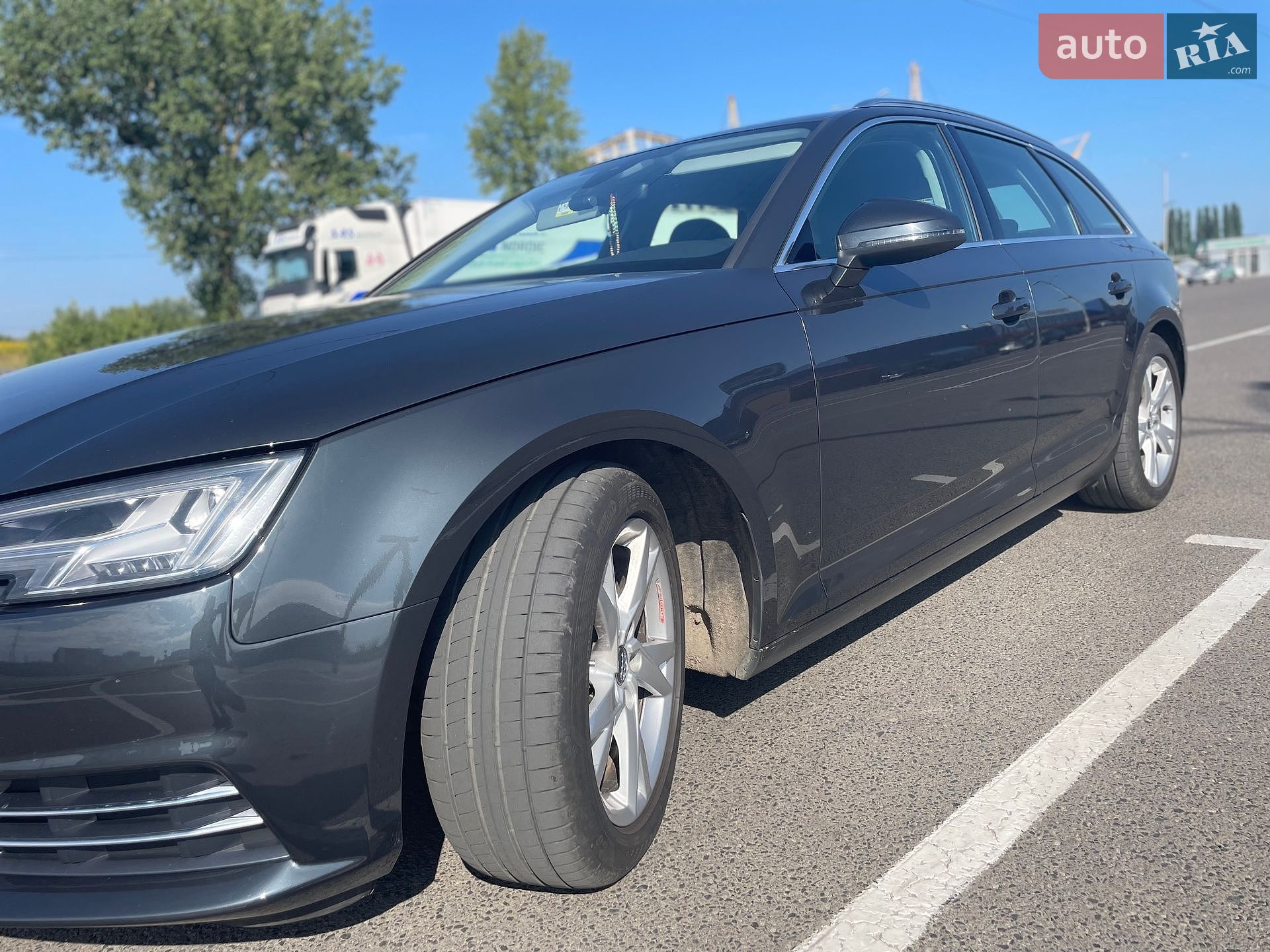 Audi A4 2017 VIN WAUZZZF45JA093697 фото оголошення 13 з 36