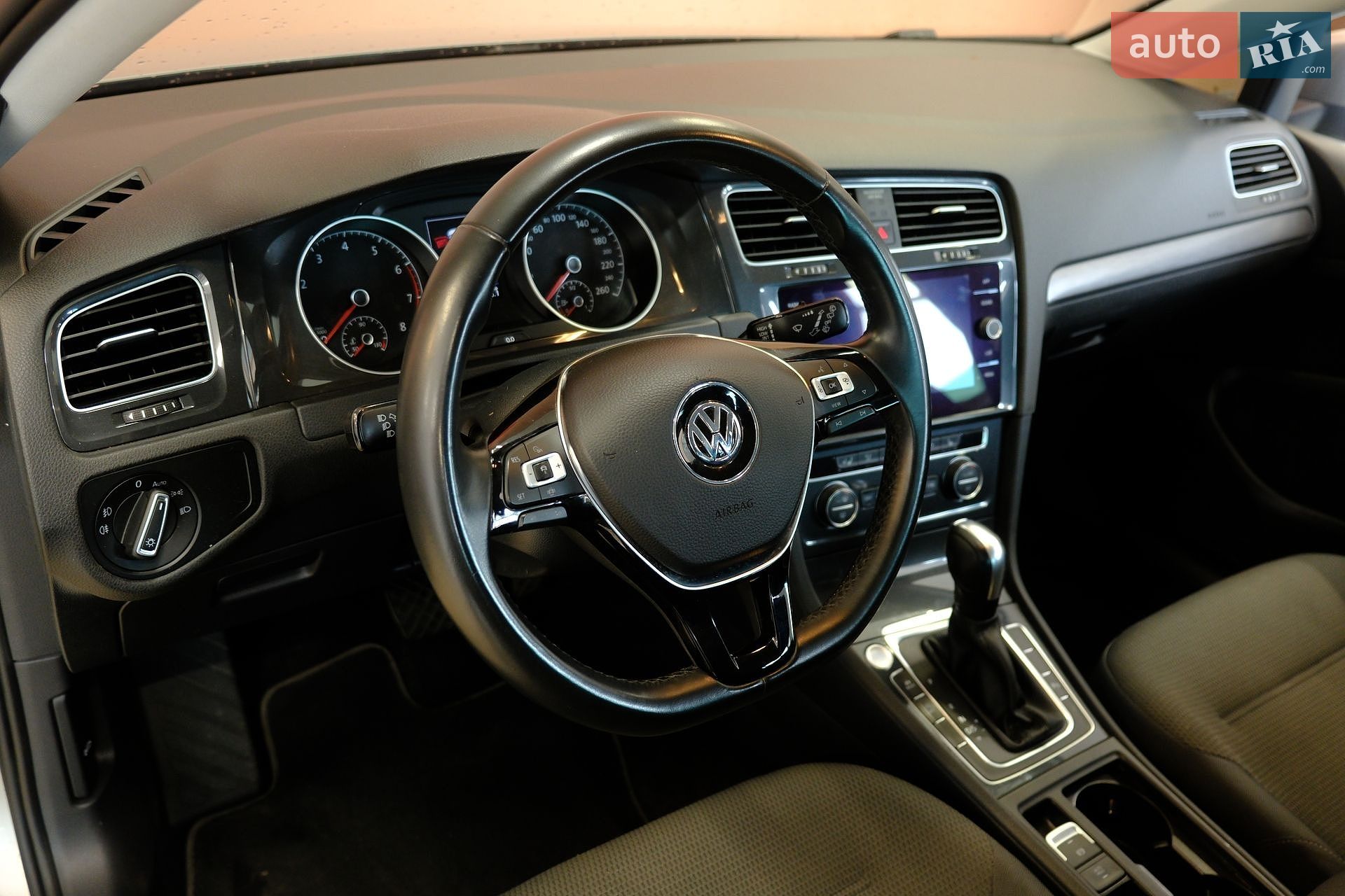 Volkswagen Golf 2019 VIN WVWZZZAUZLP000217 фото оголошення 23 з 33