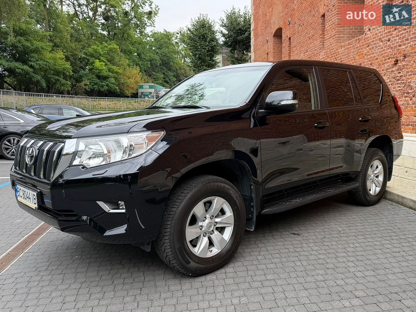 Toyota Land Cruiser Prado 2019 VIN JTEBU3FJX0K172308 фото оголошення 3 з 47