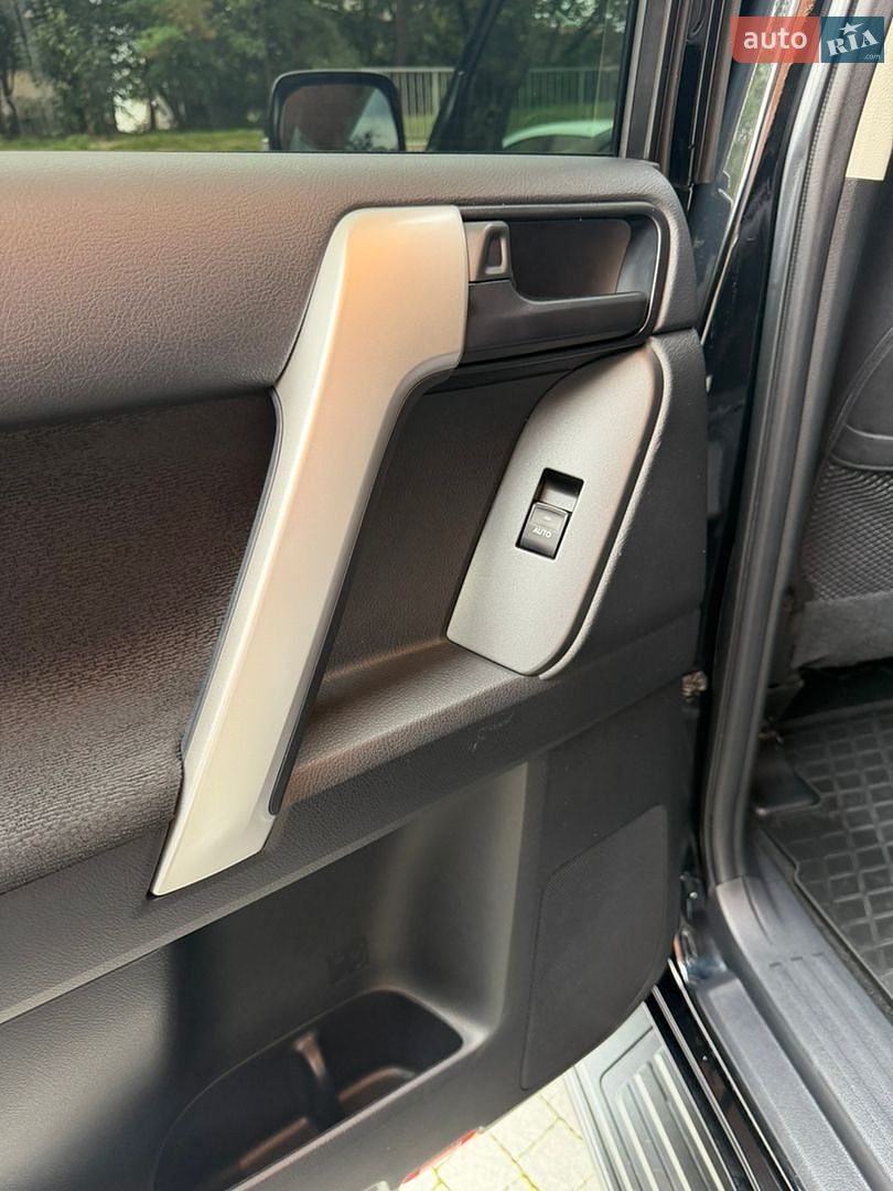 Toyota Land Cruiser Prado 2019 VIN JTEBU3FJX0K172308 фото оголошення 16 з 47