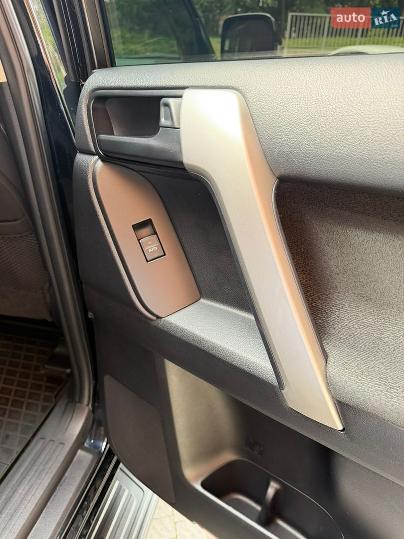 Toyota Land Cruiser Prado 2019 VIN JTEBU3FJX0K172308 фото оголошення 17 з 47