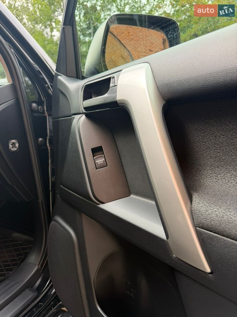 Toyota Land Cruiser Prado 2019 VIN JTEBU3FJX0K172308 фото оголошення 20 з 47