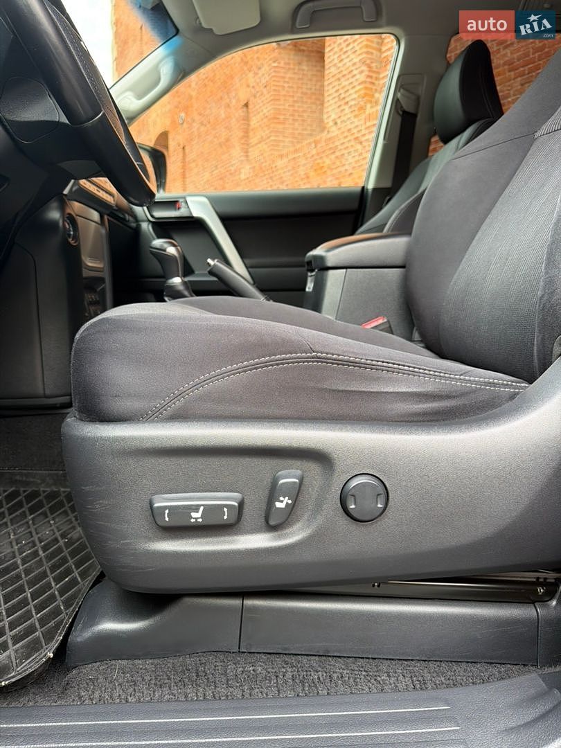 Toyota Land Cruiser Prado 2019 VIN JTEBU3FJX0K172308 фото оголошення 29 з 47