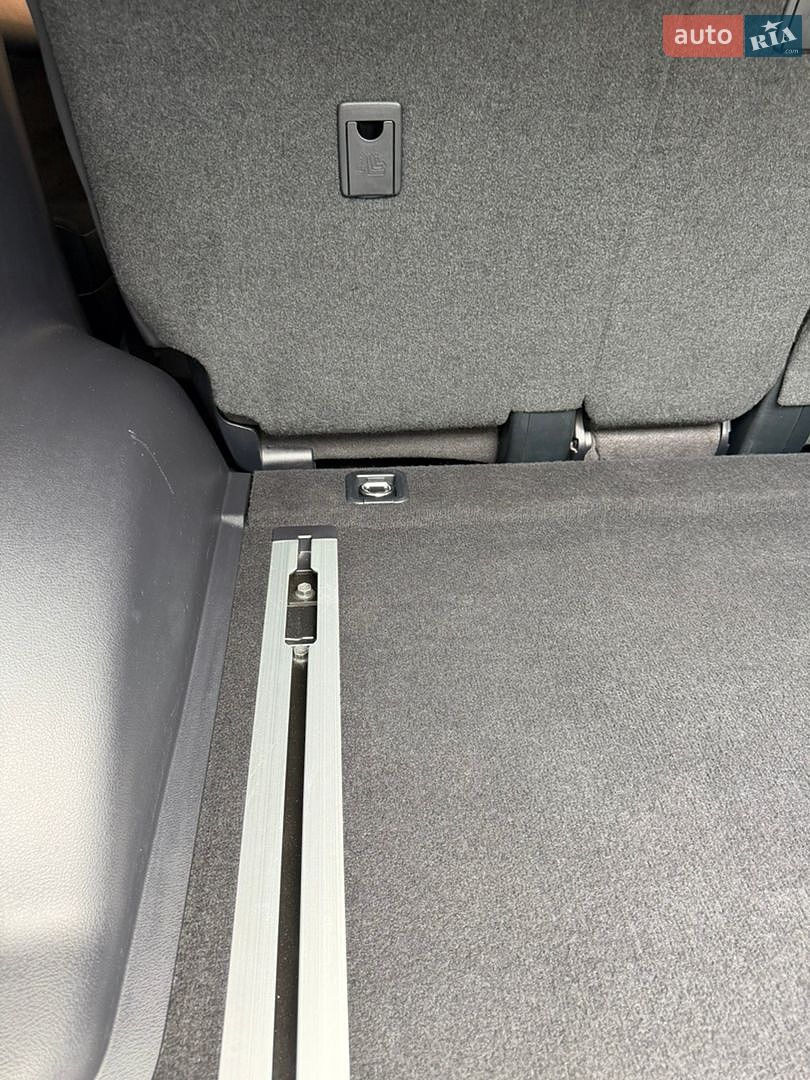 Toyota Land Cruiser Prado 2019 VIN JTEBU3FJX0K172308 фото оголошення 34 з 47