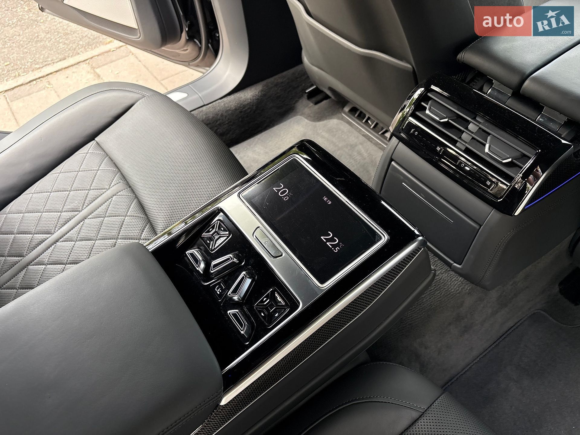 Audi S8 2021 VIN WAUZZZF80MN023475 фото оголошення 33 з 42