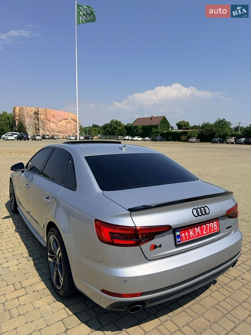 Audi A4 2018 VIN WAUENAF45JA167938 фото оголошення 9 з 32