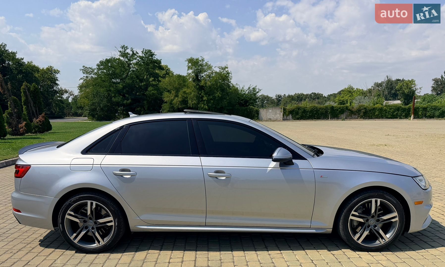 Audi A4 2018 VIN WAUENAF45JA167938 фото оголошення 11 з 32
