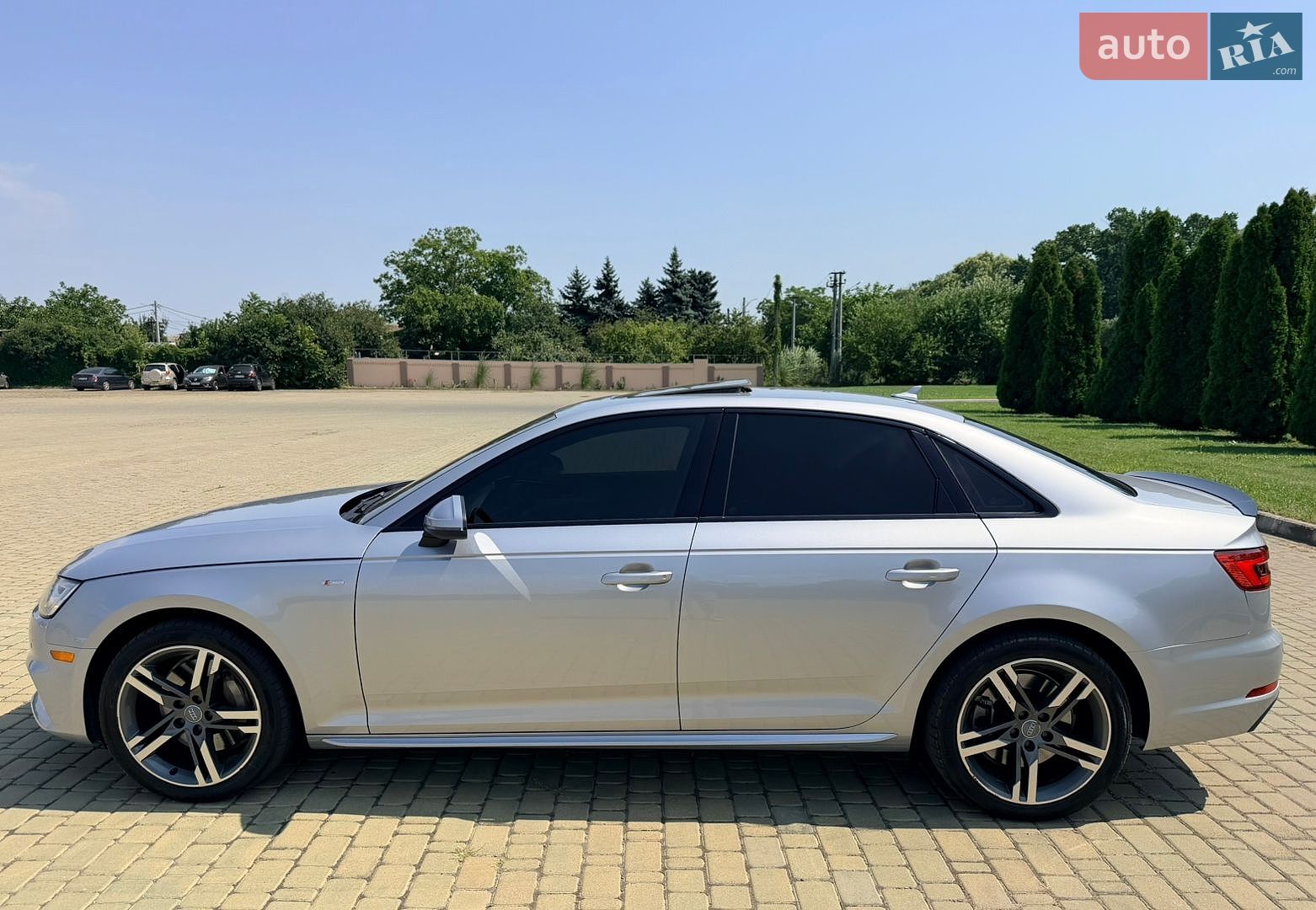 Audi A4 2018 VIN WAUENAF45JA167938 фото оголошення 12 з 32