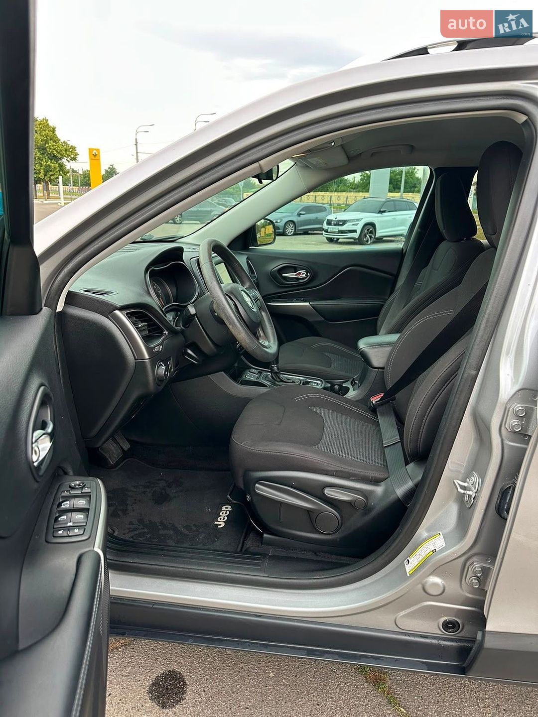 Jeep Cherokee 2019 VIN 1C4PJLCB7KD242600 фото оголошення 16 з 32