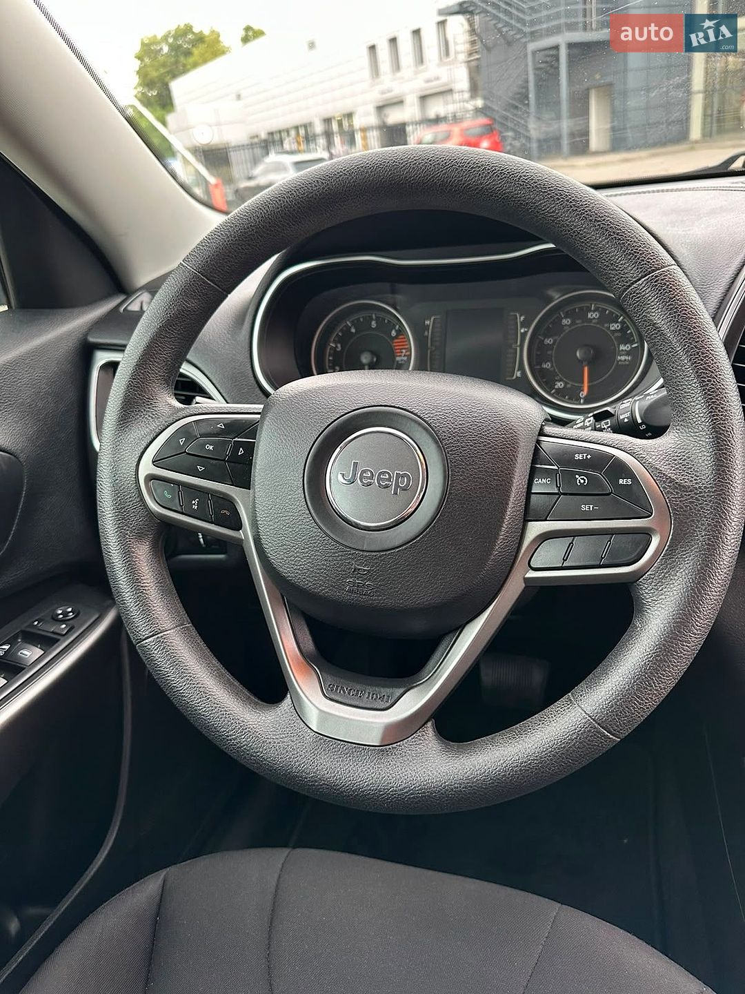 Jeep Cherokee 2019 VIN 1C4PJLCB7KD242600 фото оголошення 18 з 32