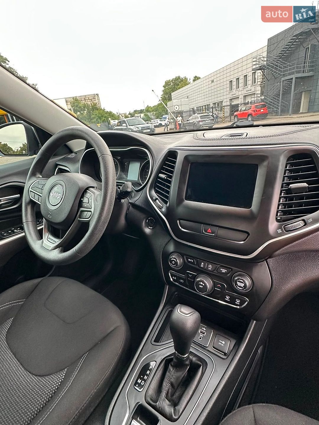 Jeep Cherokee 2019 VIN 1C4PJLCB7KD242600 фото оголошення 19 з 32