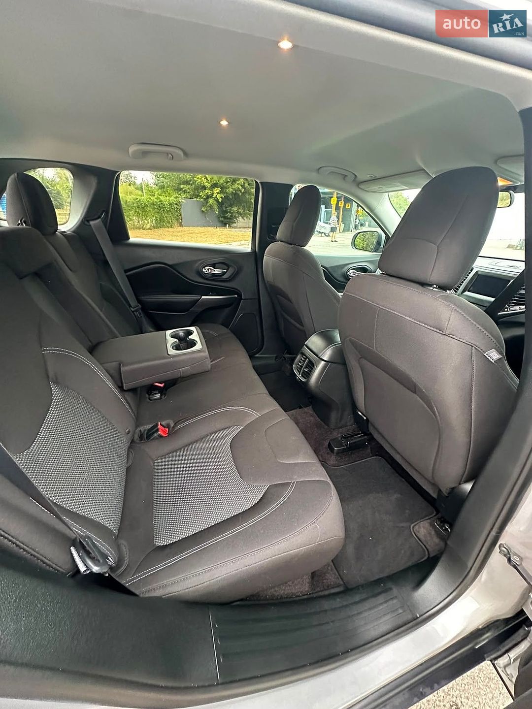 Jeep Cherokee 2019 VIN 1C4PJLCB7KD242600 фото оголошення 29 з 32