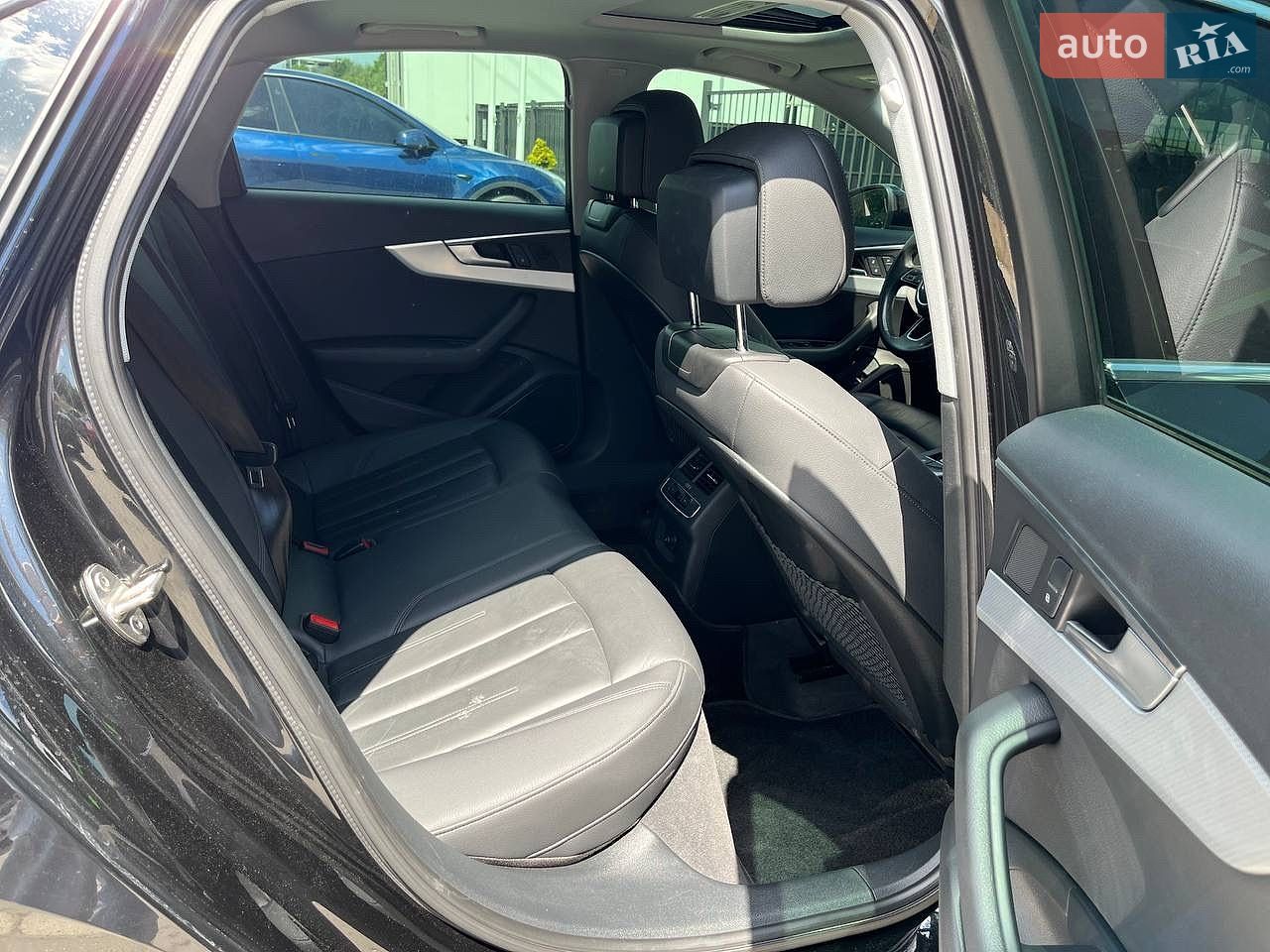 Audi A4 2019 VIN WAUBNAF46KN011517 фото оголошення 12 з 23