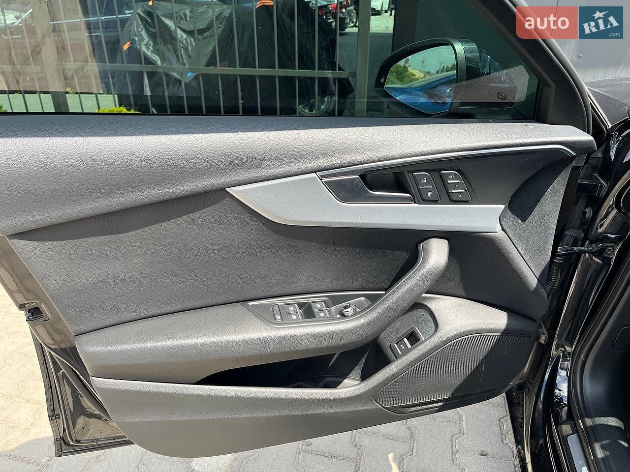Audi A4 2019 VIN WAUBNAF46KN011517 фото оголошення 18 з 23