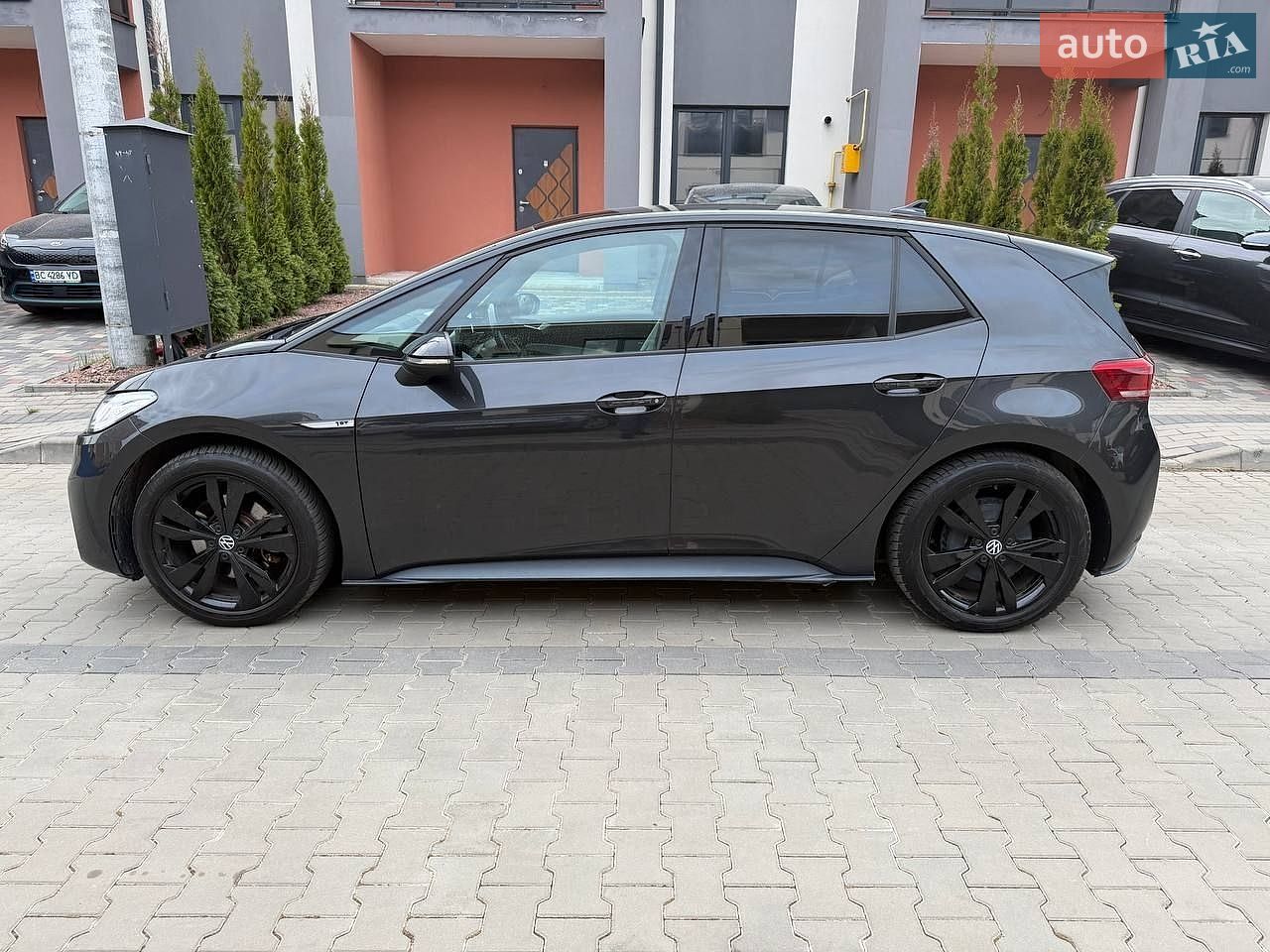 Volkswagen ID.3 2020 VIN WVWZZZE1ZLP005603 фото оголошення 2 з 11