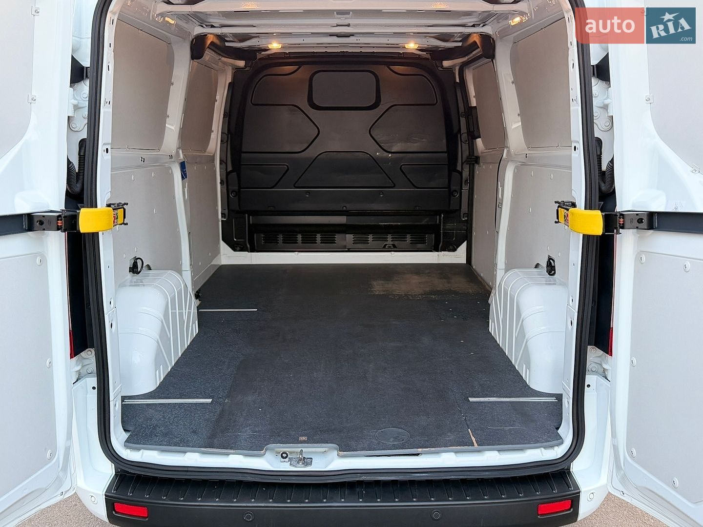 Ford Transit Custom 2020 VIN WF0YXXTTGYKU04884 фото оголошення 9 з 30