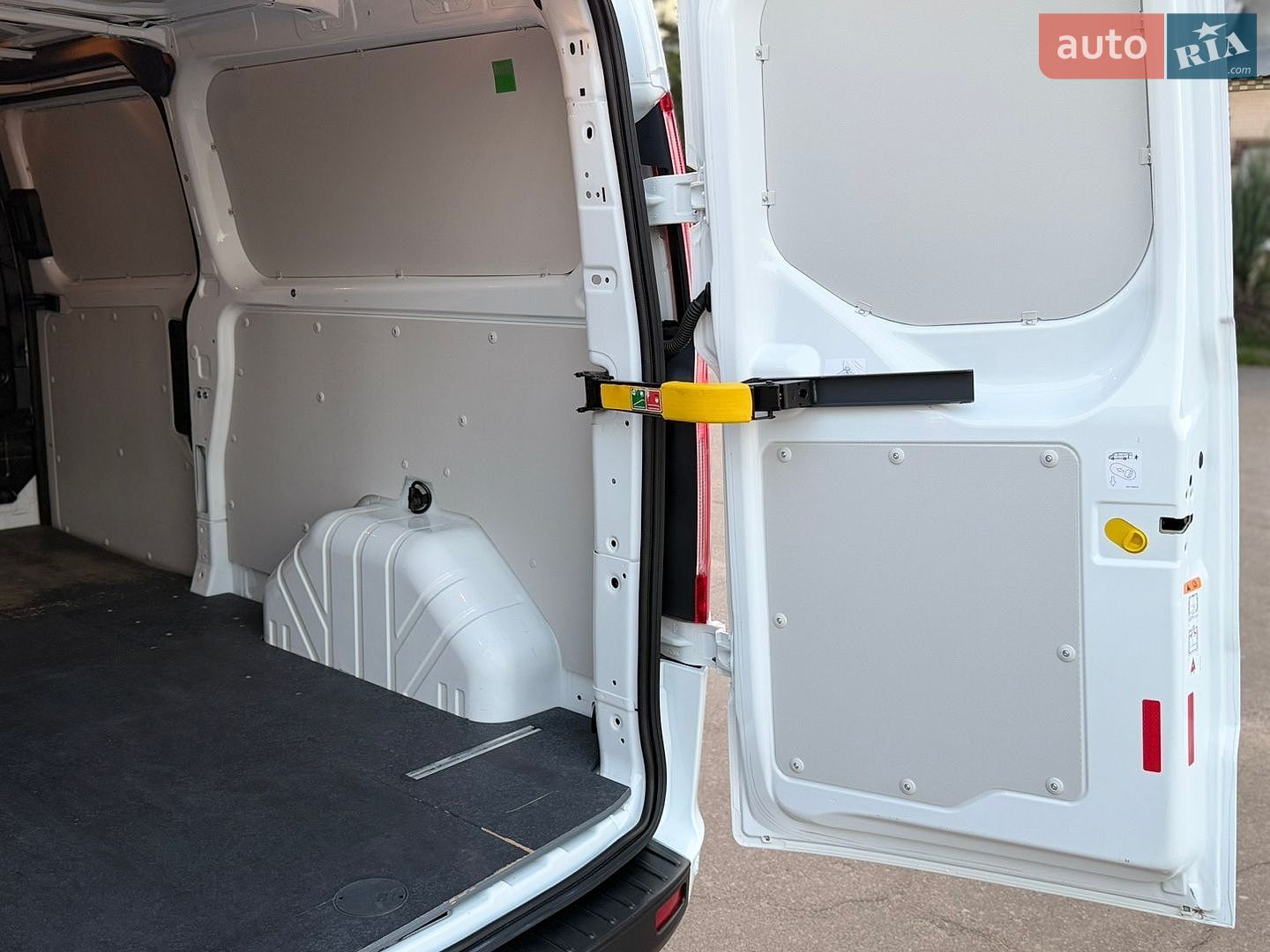 Ford Transit Custom 2020 VIN WF0YXXTTGYKU04884 фото оголошення 11 з 30