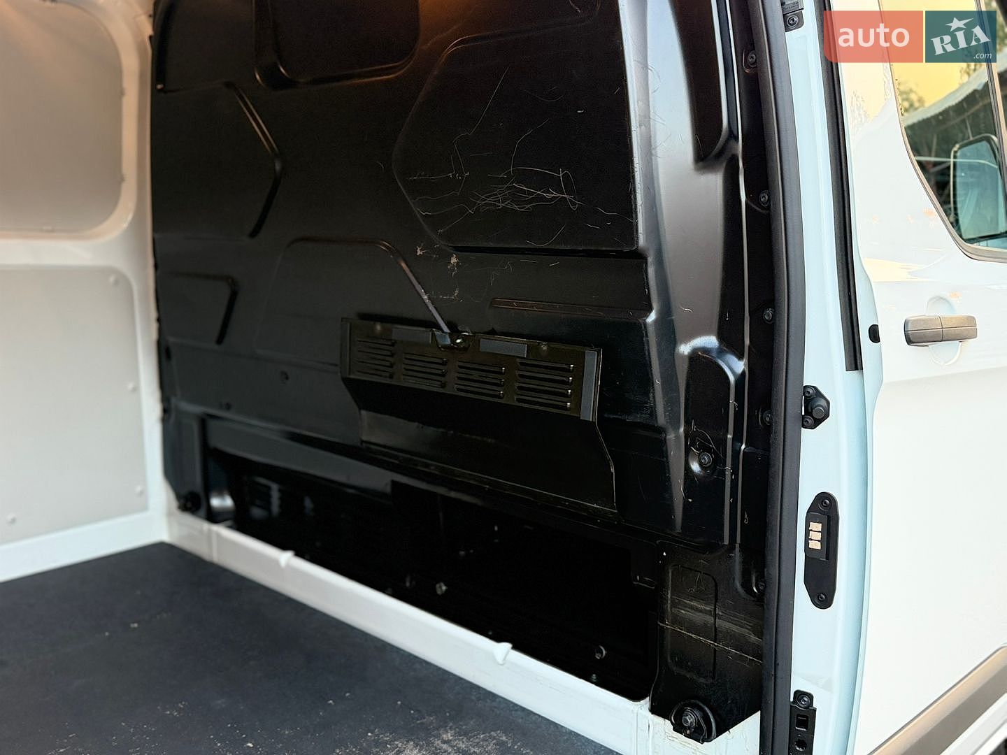 Ford Transit Custom 2020 VIN WF0YXXTTGYKU04884 фото оголошення 12 з 30